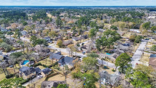 $2,400 | 8 Shadowood Street, Conroe, TX 77304