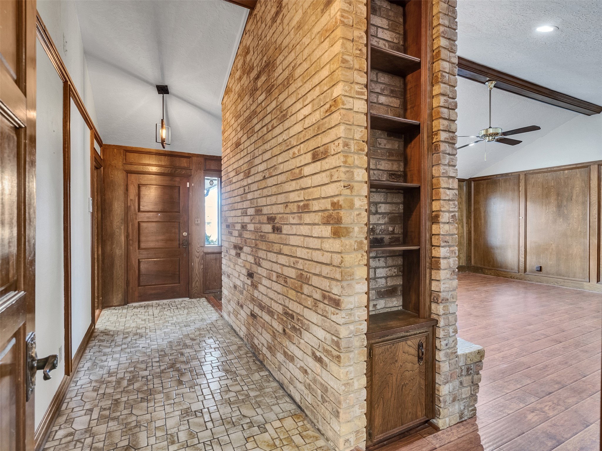 8 Shadowood Street Conroe, TX 77304 - Photo 5 of 37