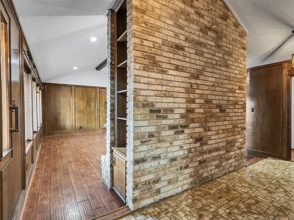 $2,400 | 8 Shadowood Street, Conroe, TX 77304