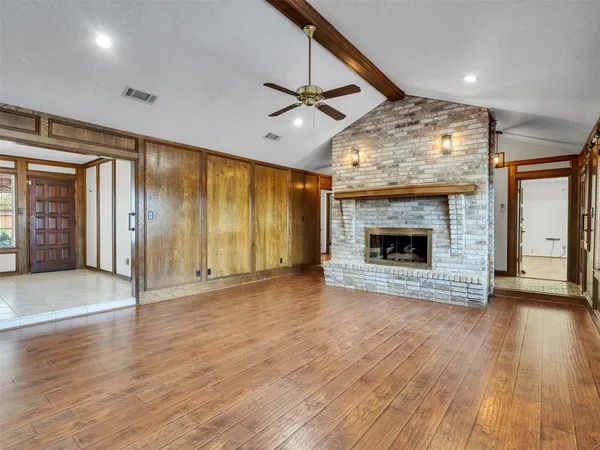 $2,400 | 8 Shadowood Street, Conroe, TX 77304