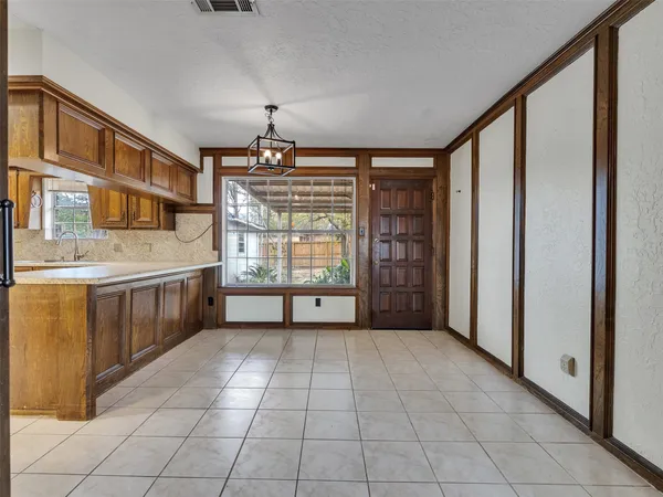 $2,400 | 8 Shadowood Street, Conroe, TX 77304