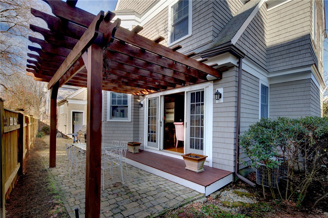 28 Pond Avenue Newport, RI 02840 - Photo 4 of 44