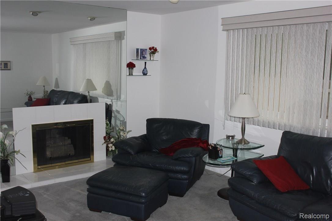 29337 Raleigh Road Farmington, MI 48336 - Photo 4 of 5 Raleigh Family Room-(1 of 1).JPG
