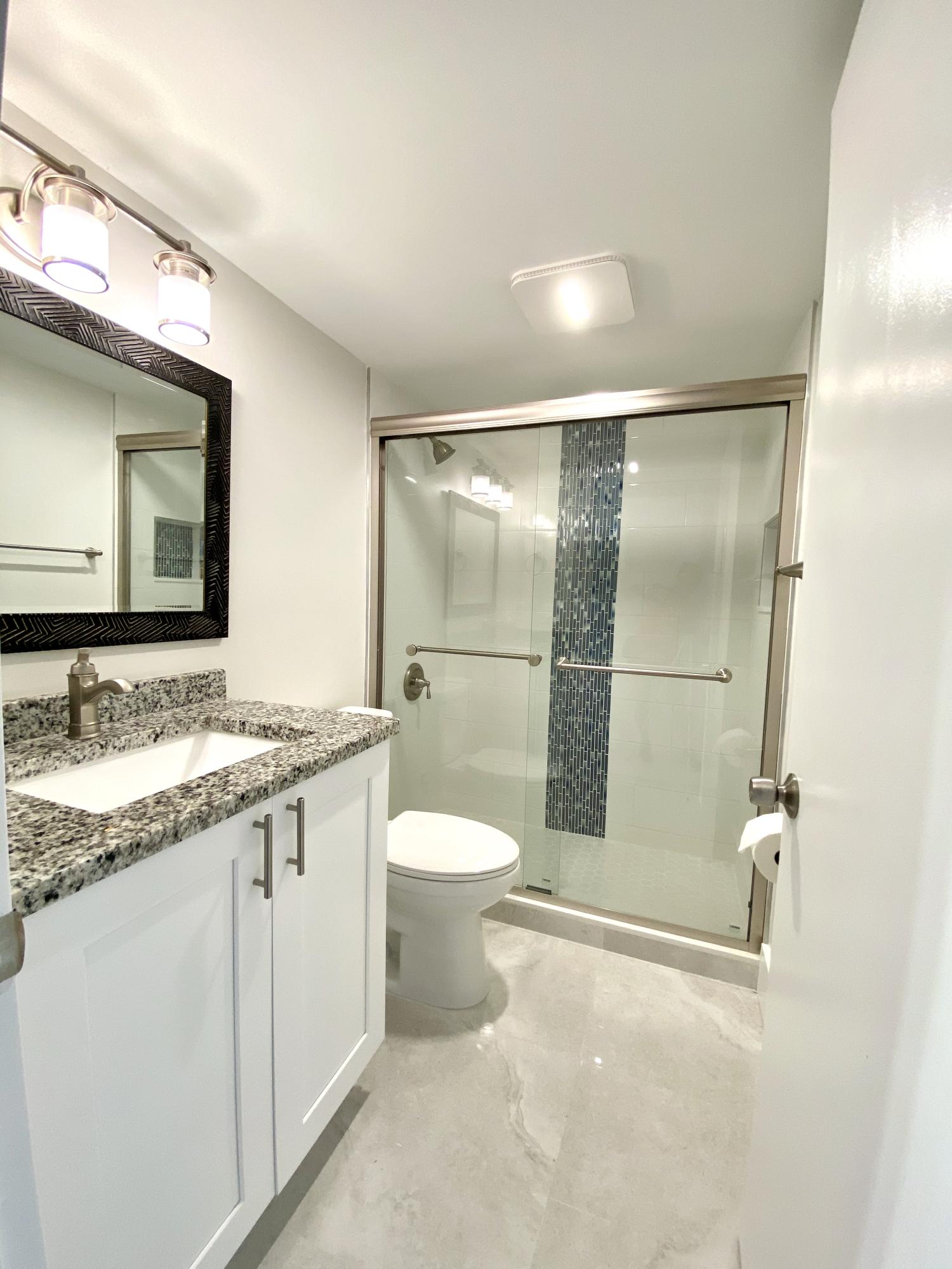 1024 Guildford East, Unit 1024 Boca Raton, FL 33434 - Photo 9 of 22 Full Bathroom