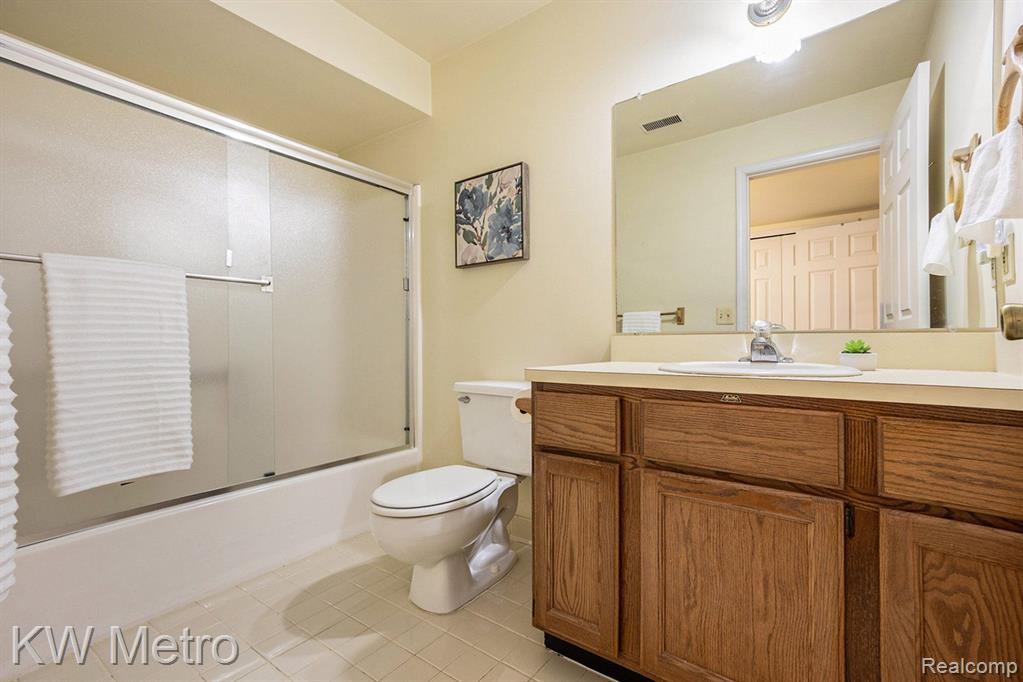 1695 Huntington Park, Unit D Rochester Hills, MI 48309 - Photo 15 of 24