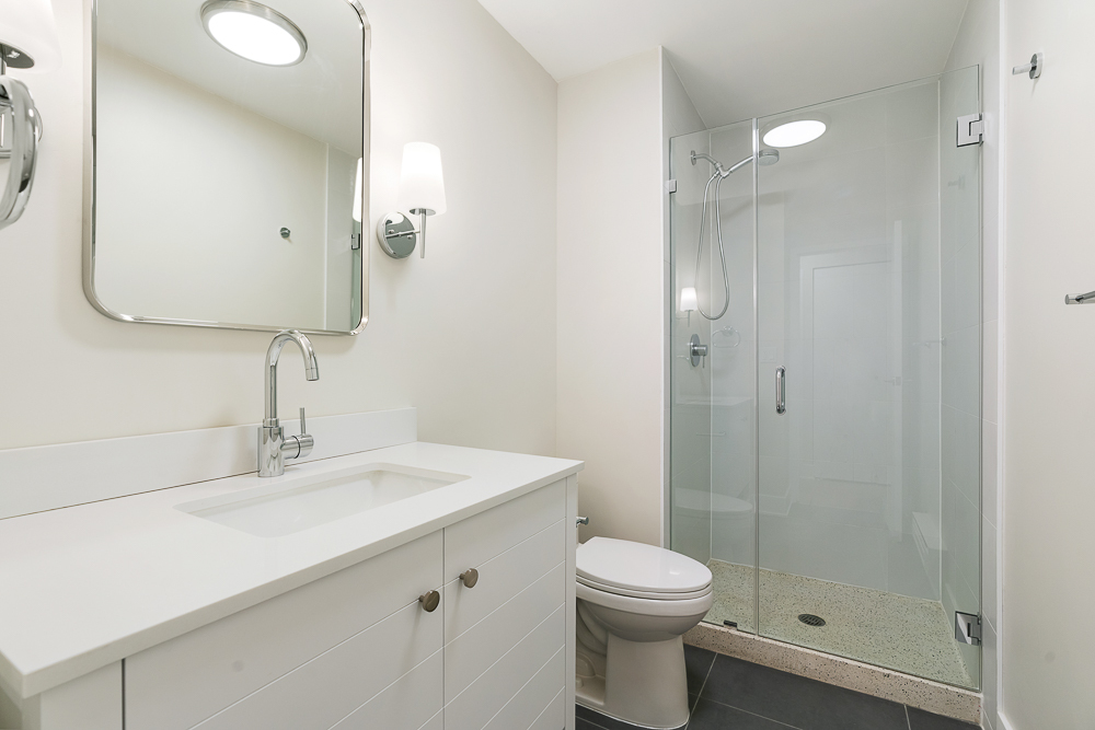 6033 North Sheridan Road, Unit 8E Chicago, IL 60660 - Photo 12 of 31 a bathroom with a sink a toilet and shower