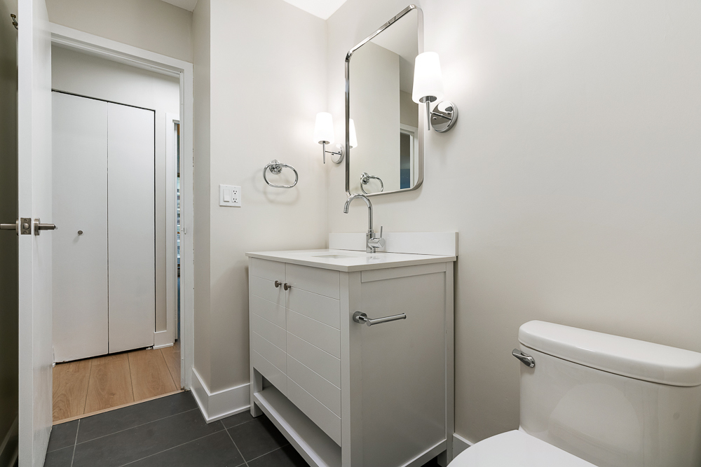 6033 North Sheridan Road, Unit 8E Chicago, IL 60660 - Photo 13 of 31 a bathroom with a sink a toilet and a mirror