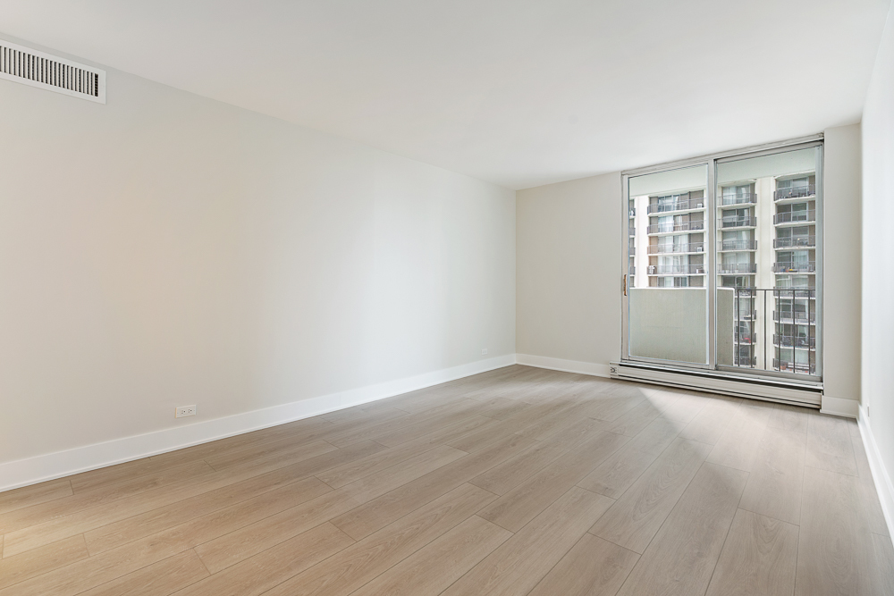 6033 North Sheridan Road, Unit 8E Chicago, IL 60660 - Photo 17 of 31 an empty room with wooden floor and windows
