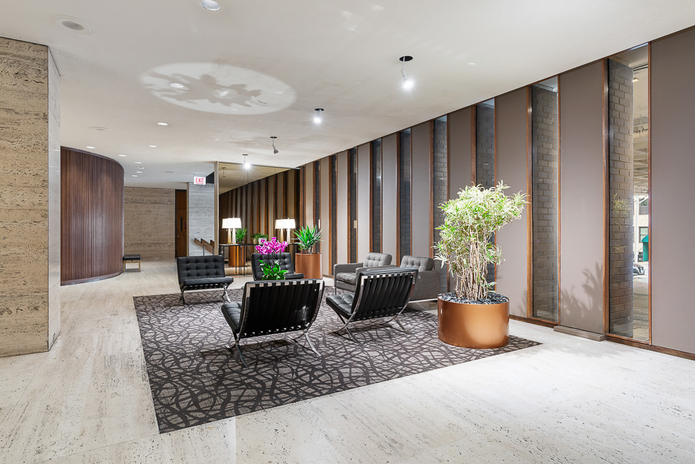 6033 North Sheridan Road, Unit 8E Chicago, IL 60660 - Photo 2 of 31 a living room with furniture and a potted plant
