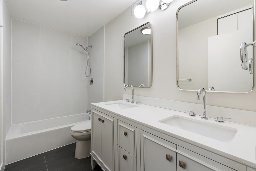 6033 North Sheridan Road, Unit 8E Chicago, IL 60660 - Photo 21 of 31 a bathroom with a sink toilet tub and shower
