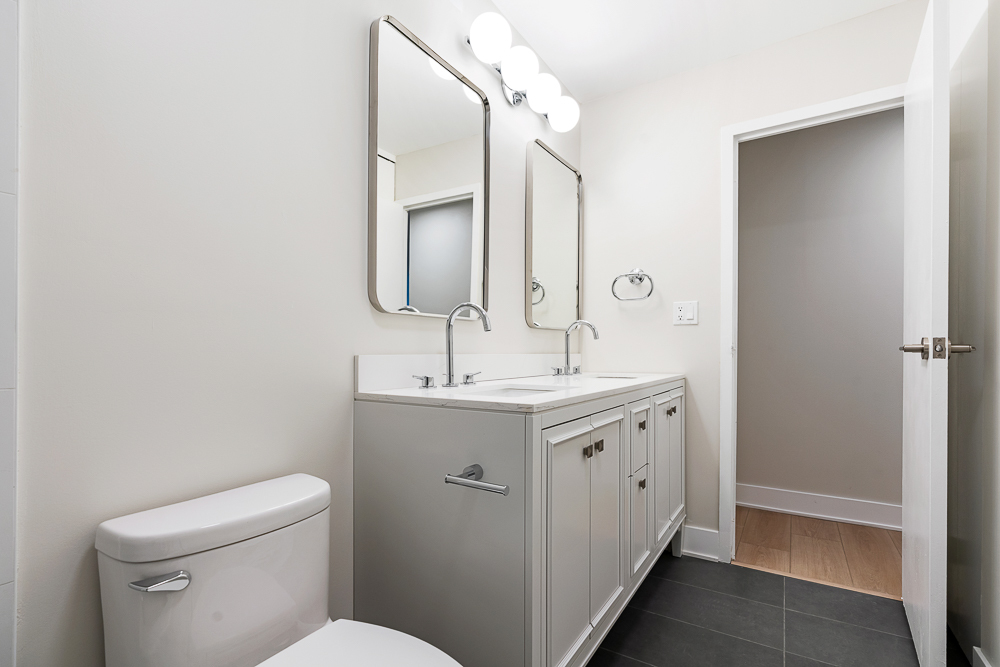 6033 North Sheridan Road, Unit 8E Chicago, IL 60660 - Photo 22 of 31 a bathroom with a toilet sink and mirror