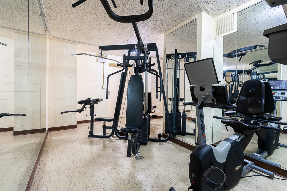 6033 North Sheridan Road, Unit 8E Chicago, IL 60660 - Photo 29 of 31 a view of a room with gym equipment