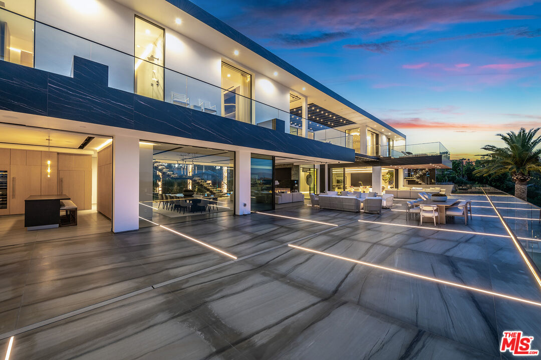 2078 Stradella Road Los Angeles, CA 90077 - Photo 34 of 37 a view of a building with sitting area