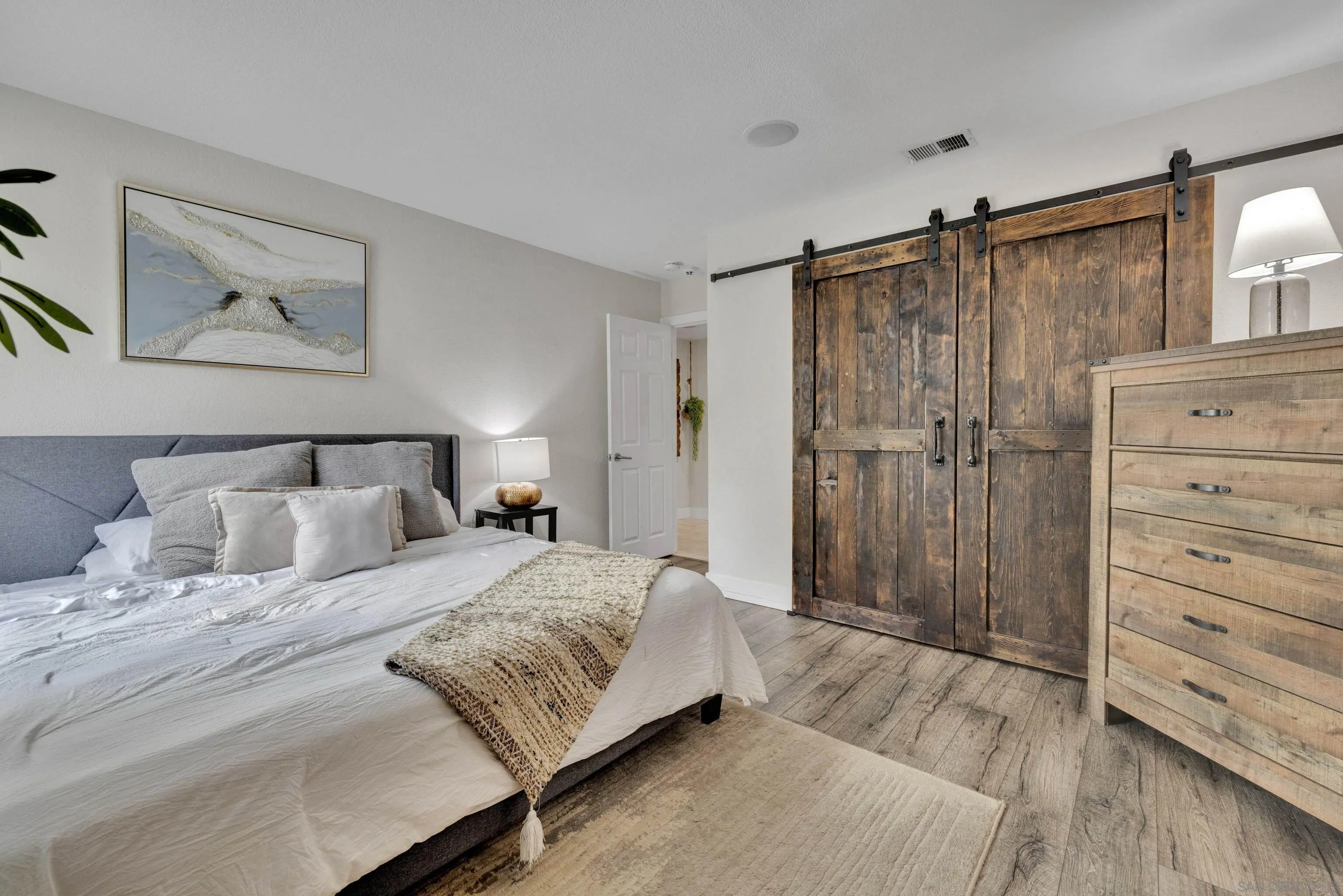 37389 Ave Chapala Temecula, CA 92592 - Photo 20 of 68 a bedroom with a bed and a mirror