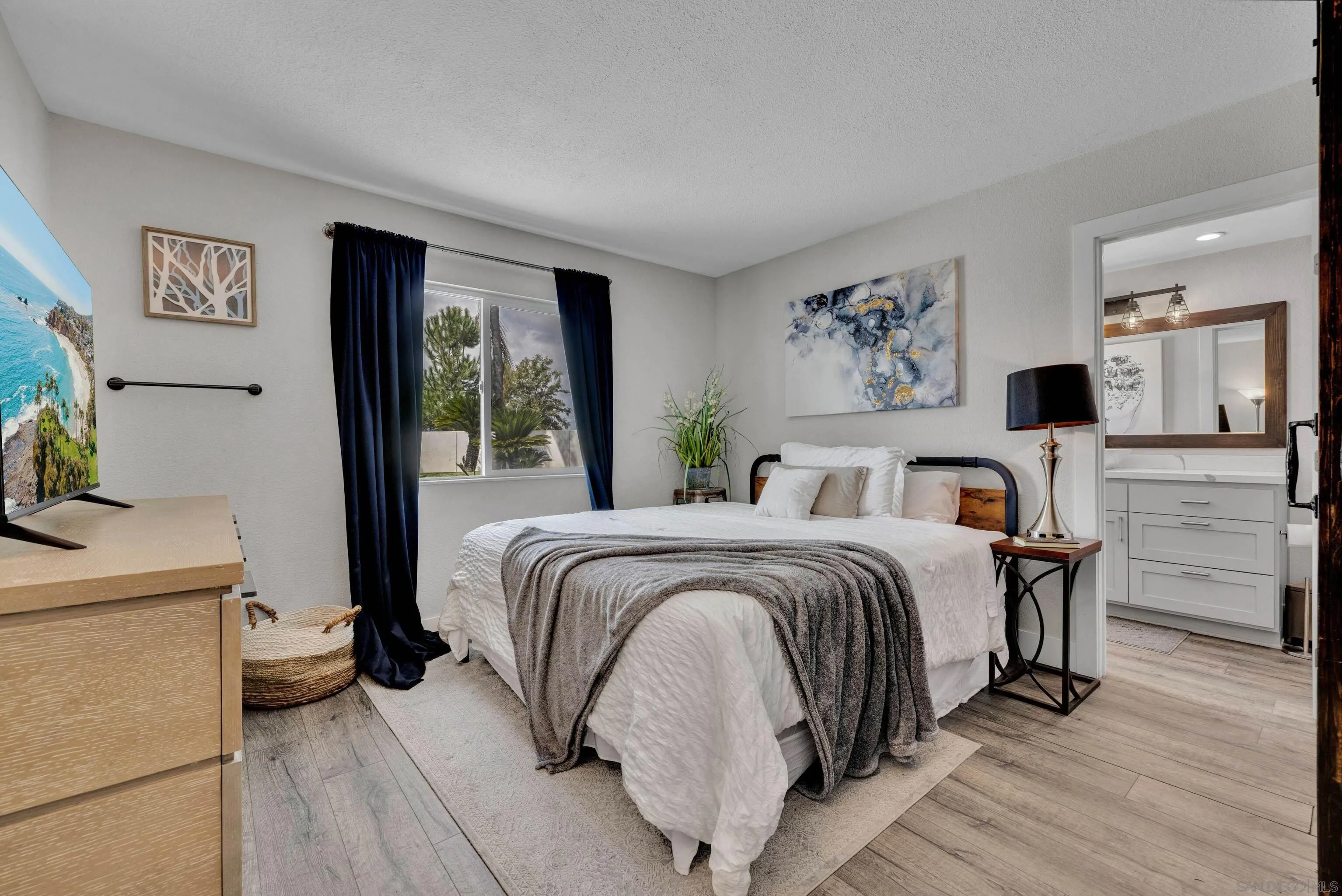 37389 Ave Chapala Temecula, CA 92592 - Photo 27 of 68 a bed room with a bed and a window