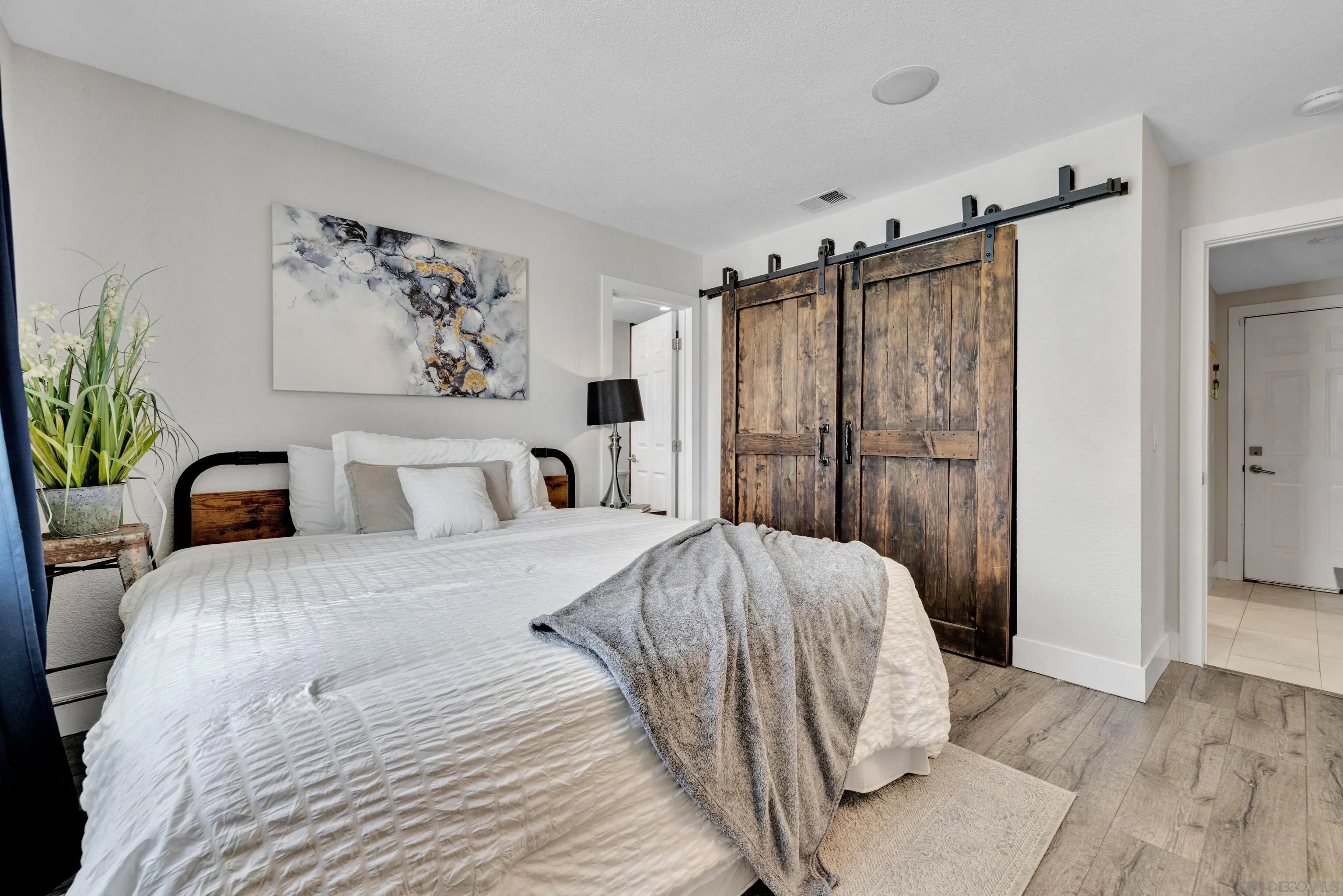 37389 Ave Chapala Temecula, CA 92592 - Photo 28 of 68 a spacious bedroom with a bed and a dresser