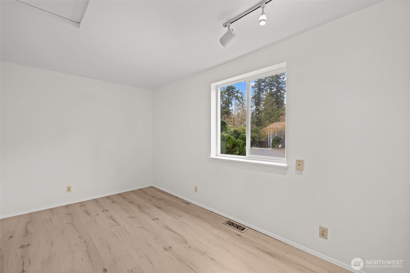 5716 145th Street Southwest Edmonds, WA 98026 - Photo 23 of 29 Gallery Image 23