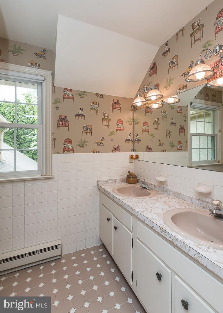 1279 Argyle Road Berwyn, PA 19312 - Photo 46 of 73 Hall bath