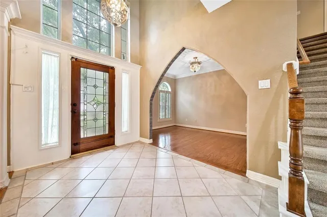 a view of an entryway with a livingroom