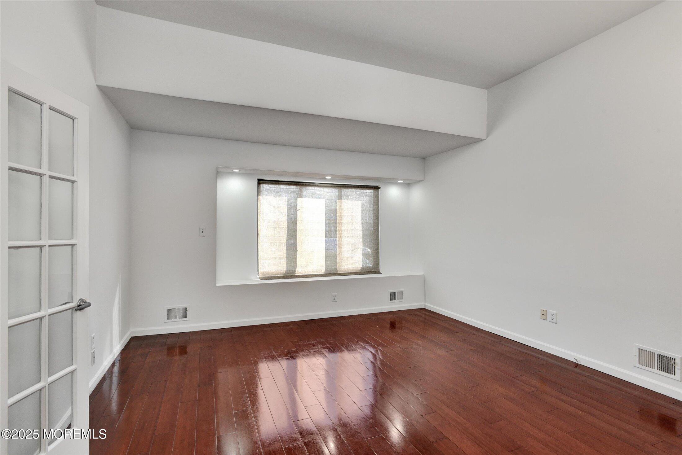 388 Middlewood Road Middletown, NJ 07748 - Photo 6 of 32 06-Living Room
