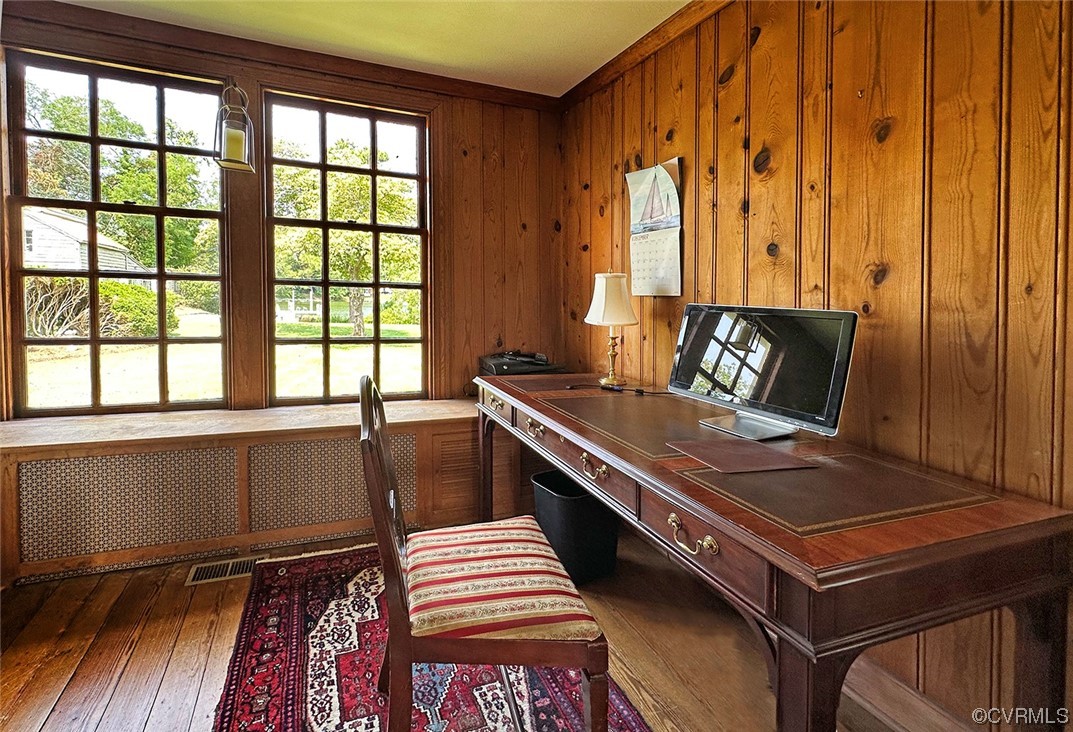 616 Main Street Reedville, VA 22539 - Photo 14 of 30 a living room with furniture and a window