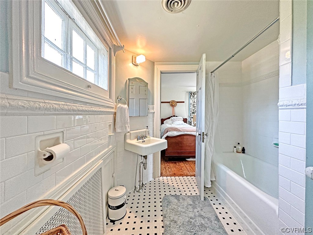 616 Main Street Reedville, VA 22539 - Photo 23 of 30 a bathroom with a bathtub sink and toilet