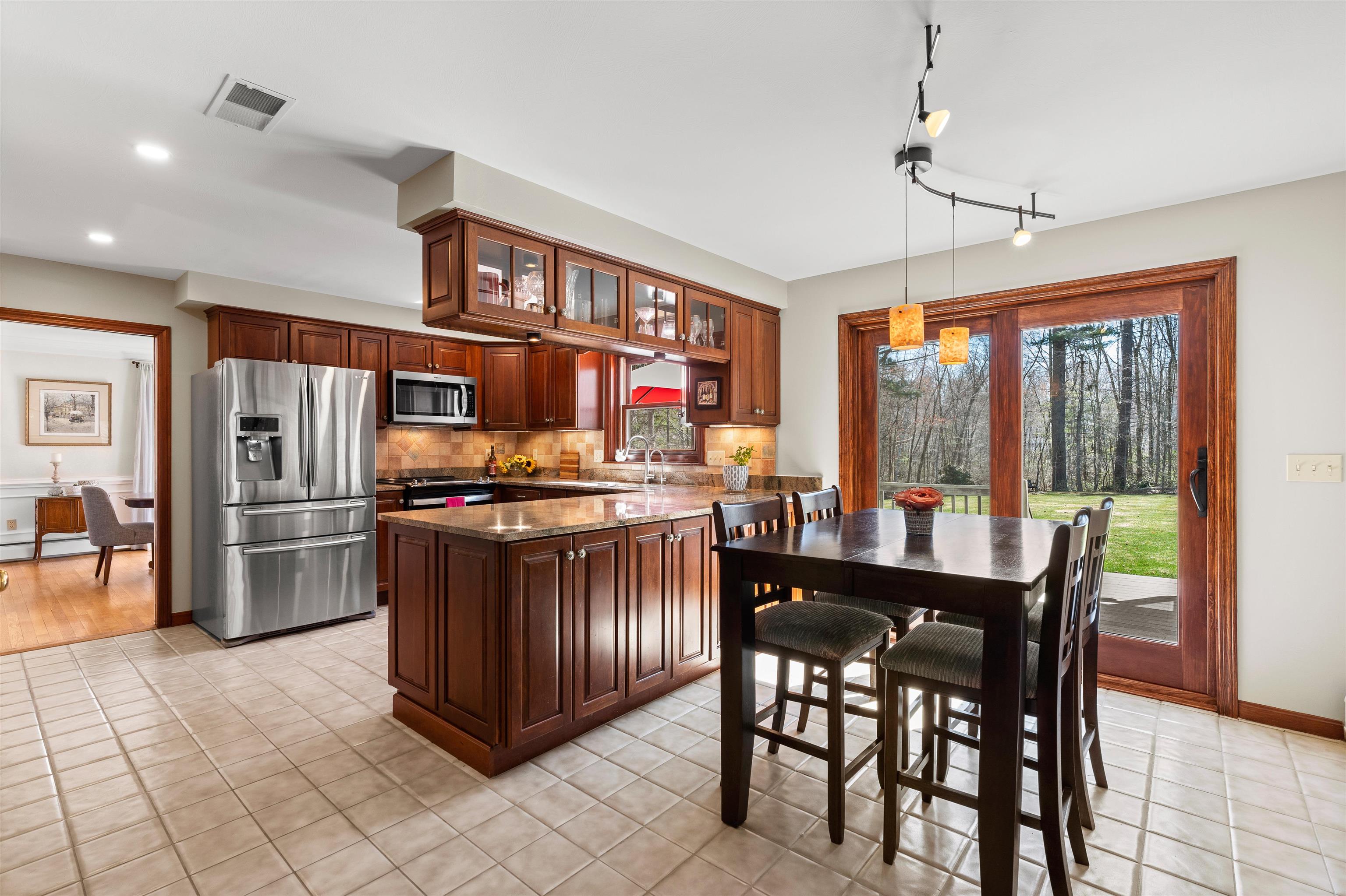 36 Boxwood Road Bedford, NH 03110 - Photo 7 of 40