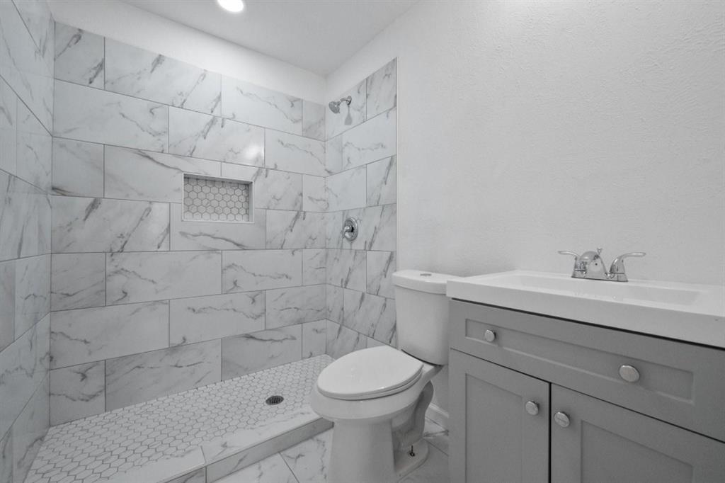200 Austin Street Rice, TX 75155 - Photo 17 of 22 a bathroom with a sink a toilet and shower