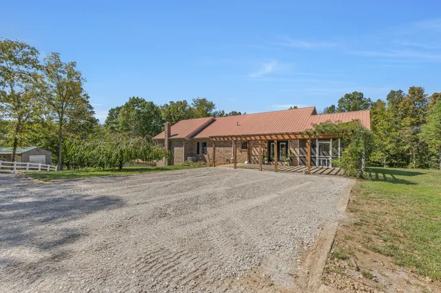 $849,900 | 1745 Ennis Branch Road, McEwen, TN 37101