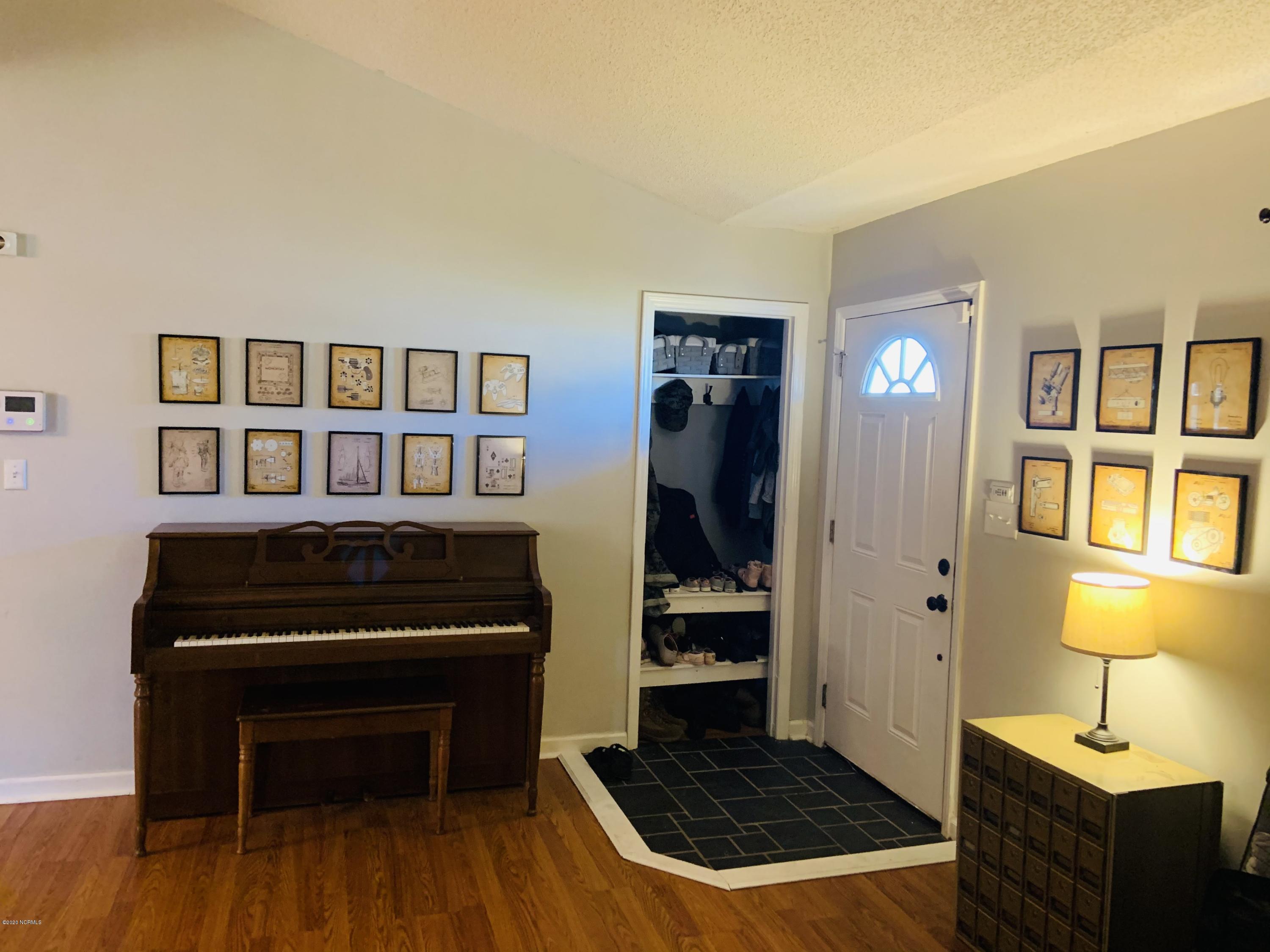 140 Parnell Road Hubert, NC 28539 - Photo 4 of 19 Entry Way