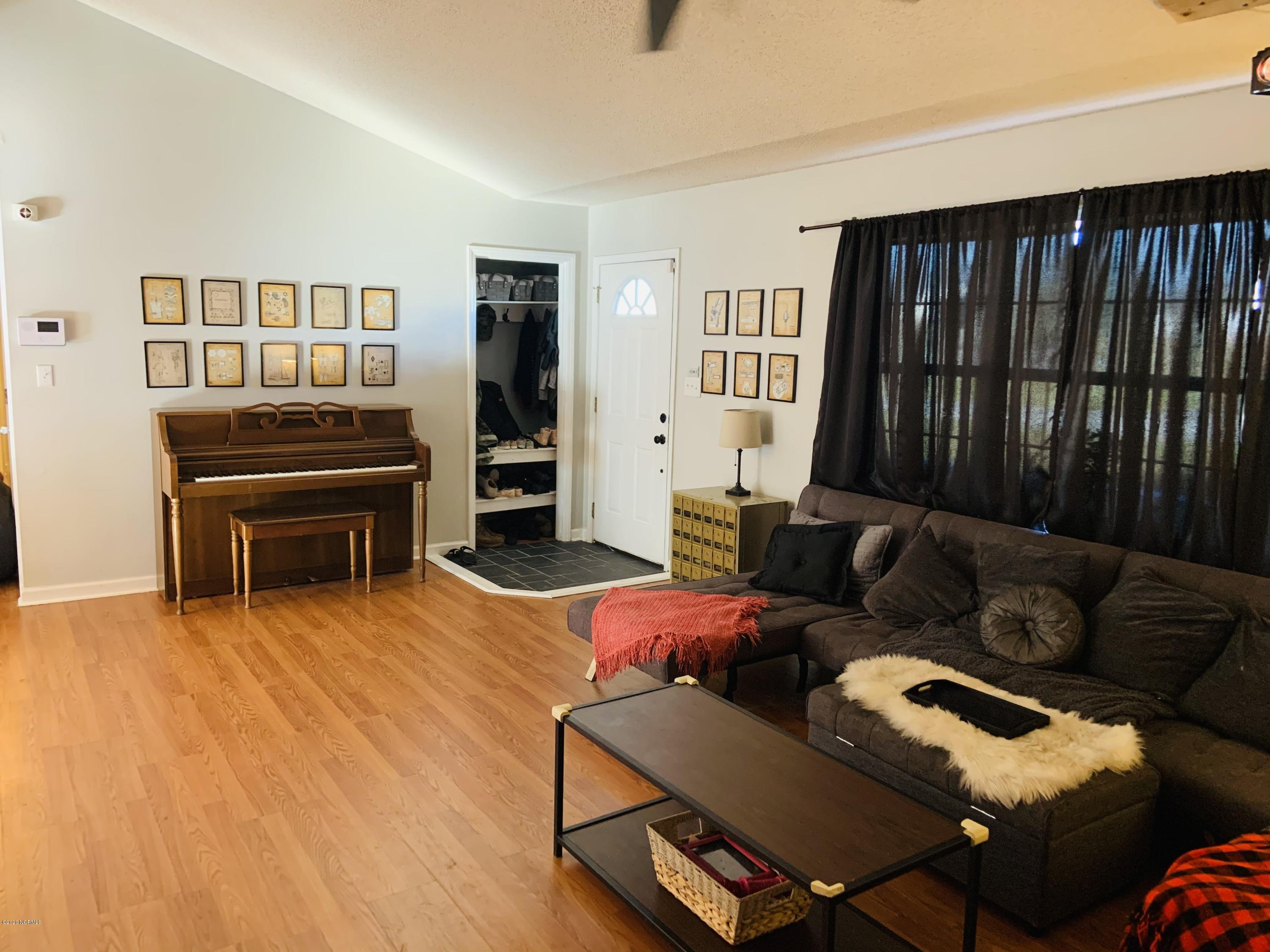 140 Parnell Road Hubert, NC 28539 - Photo 6 of 19 Living Room