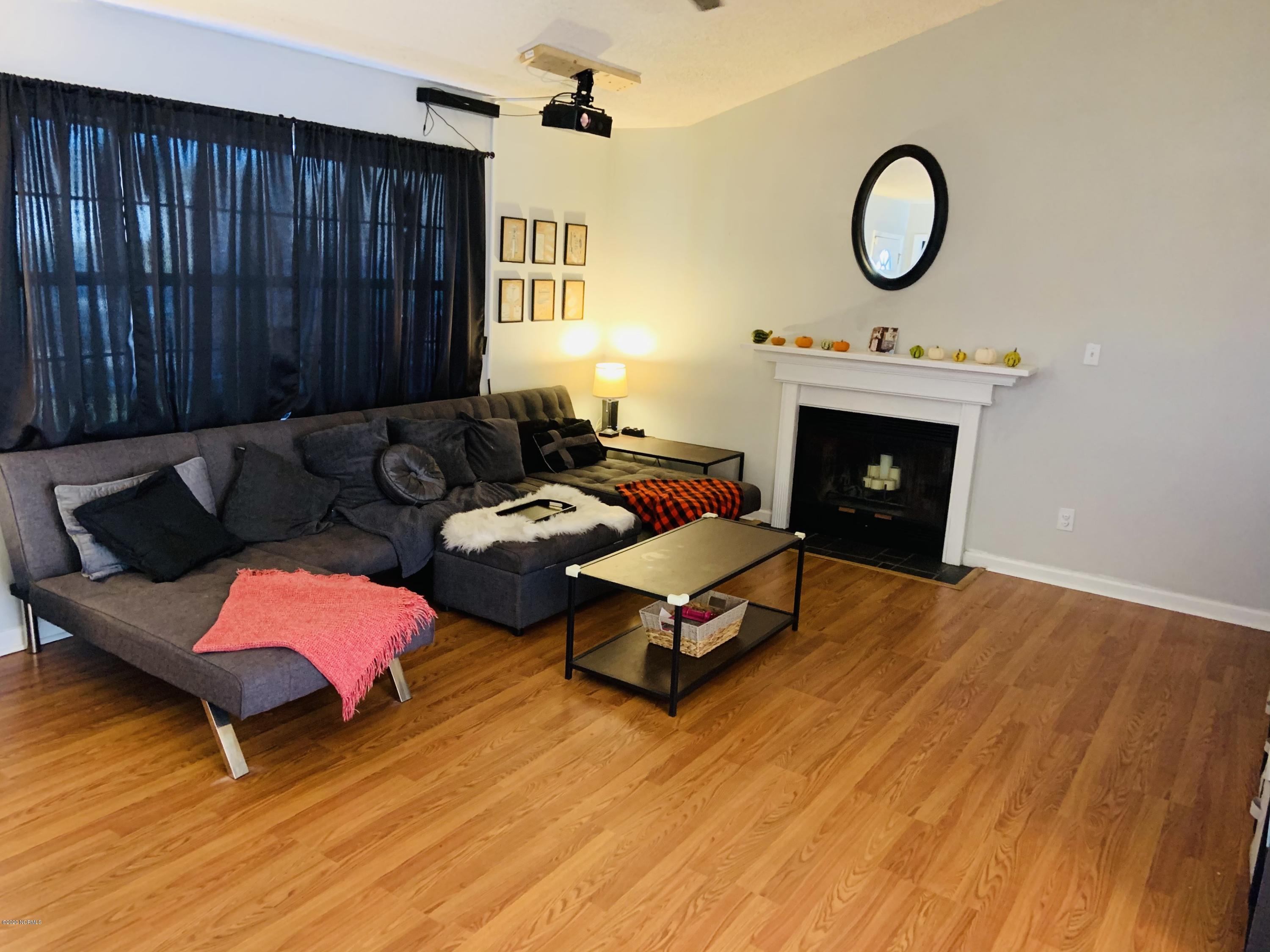 140 Parnell Road Hubert, NC 28539 - Photo 7 of 19 Living Room