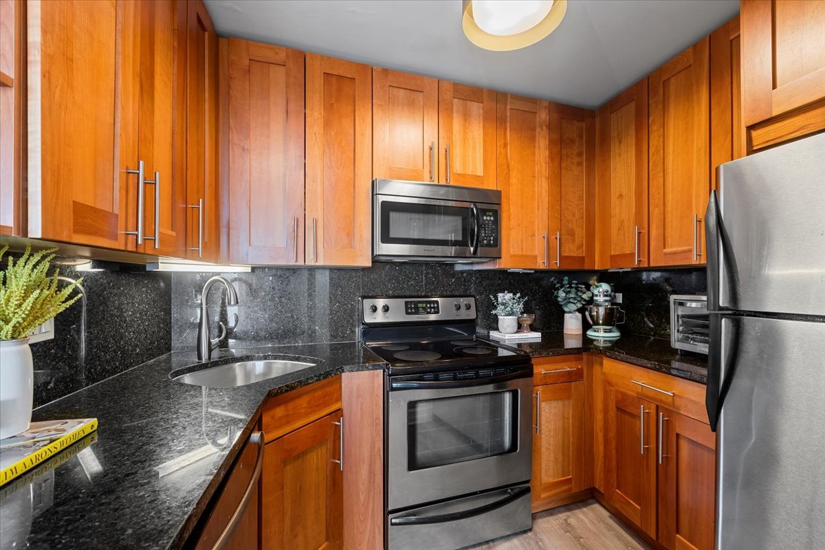 2930 North Sheridan Road, Unit 2204 Chicago, IL 60657 - Photo 8 of 14 Gallery Image 8