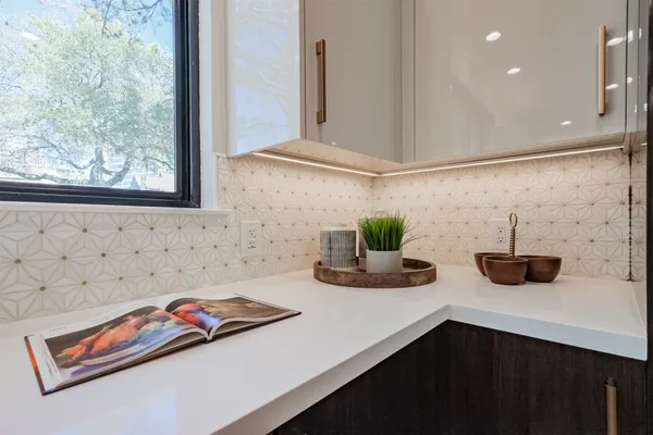 $935,000 | 502 Lee Shore Lane, Houston, TX 77079