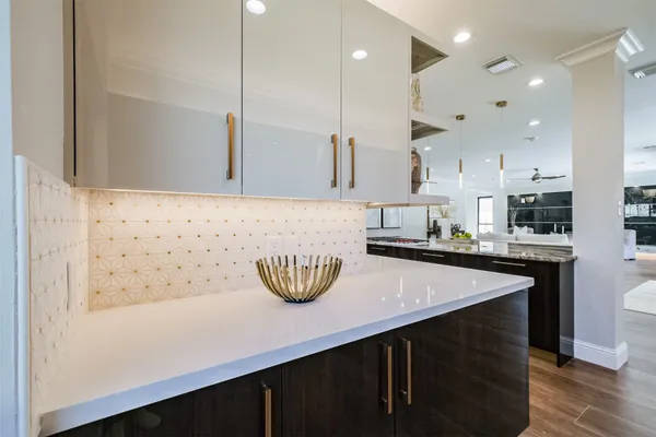 $935,000 | 502 Lee Shore Lane, Houston, TX 77079