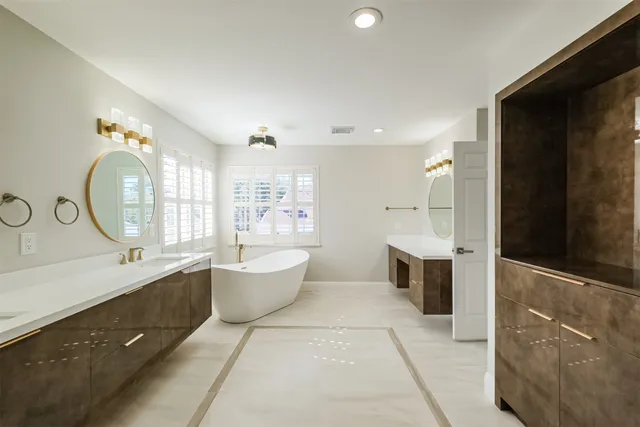 $935,000 | 502 Lee Shore Lane, Houston, TX 77079