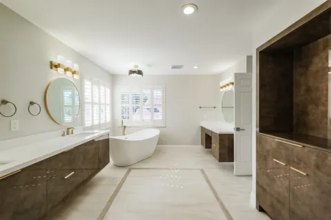 $950,000 | 502 Lee Shore Lane, Houston, TX 77079