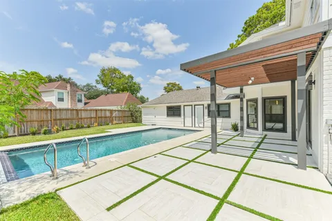 $950,000 | 502 Lee Shore Lane, Houston, TX 77079