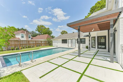 $935,000 | 502 Lee Shore Lane, Houston, TX 77079