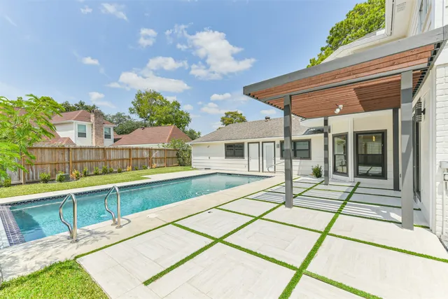 $935,000 | 502 Lee Shore Lane, Houston, TX 77079