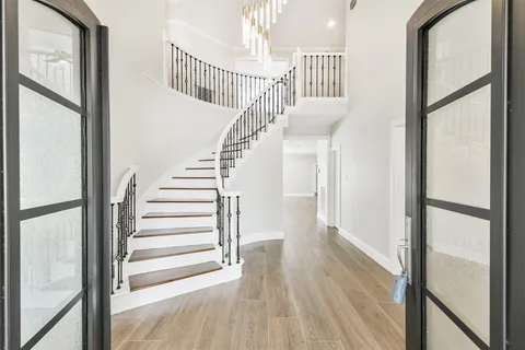 $935,000 | 502 Lee Shore Lane, Houston, TX 77079