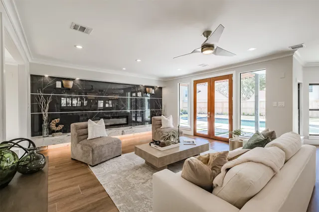 $935,000 | 502 Lee Shore Lane, Houston, TX 77079