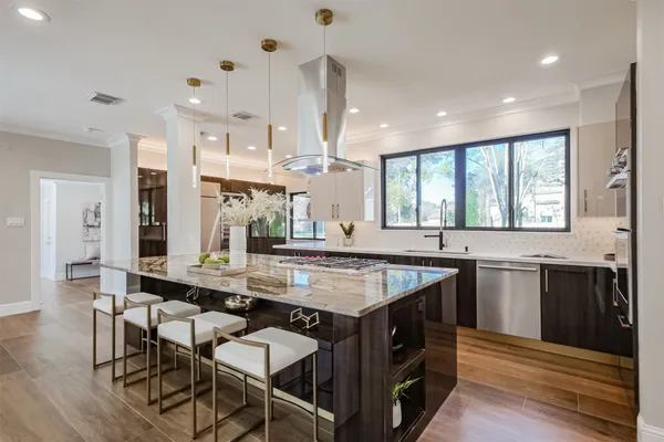 $935,000 | 502 Lee Shore Lane, Houston, TX 77079