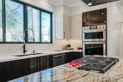 $935,000 | 502 Lee Shore Lane, Houston, TX 77079