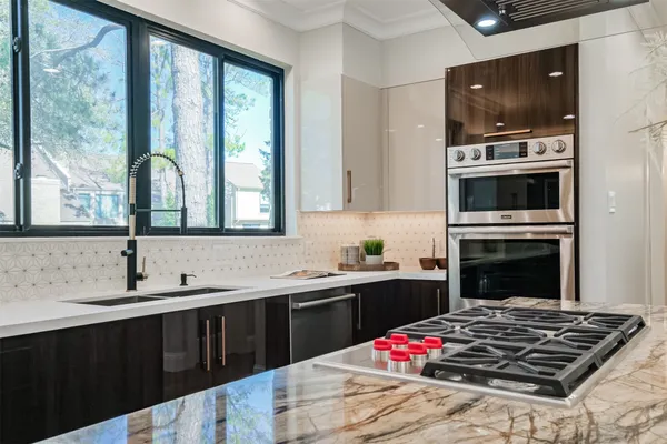 $935,000 | 502 Lee Shore Lane, Houston, TX 77079