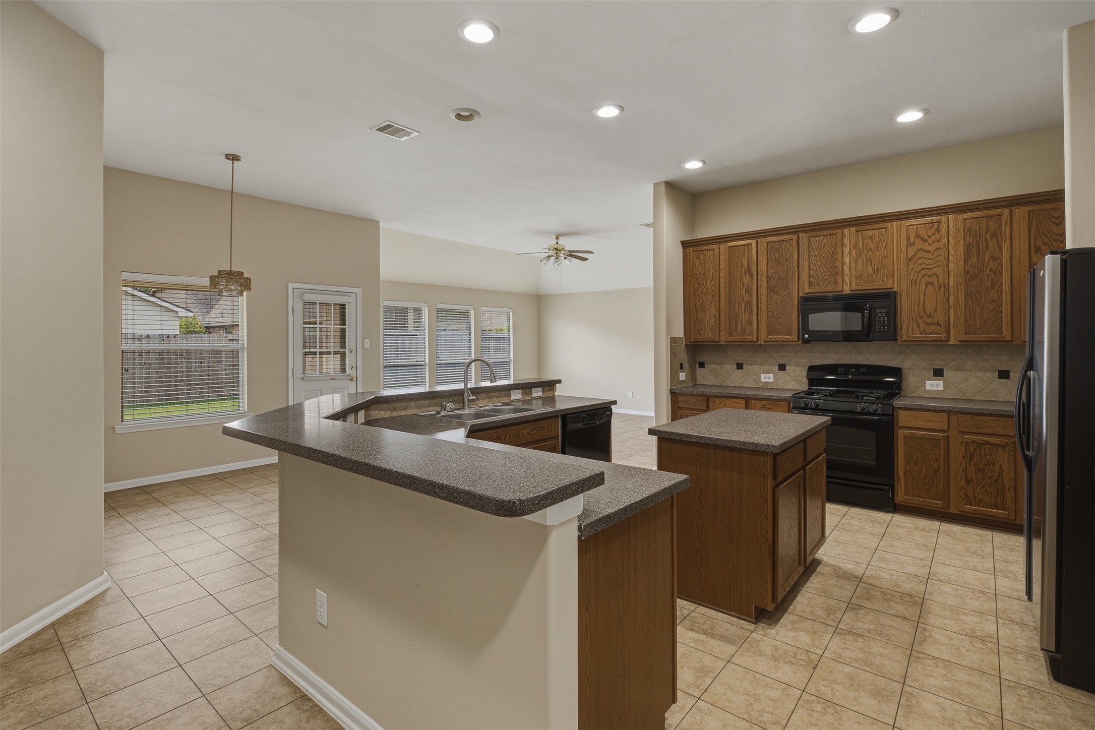 8515 Clarkman Ridge Lane Cypress, TX 77433 - Photo 9 of 31 8515-clarkman-ridge-ln-cypress-tx-kitchen-breakfast-nook