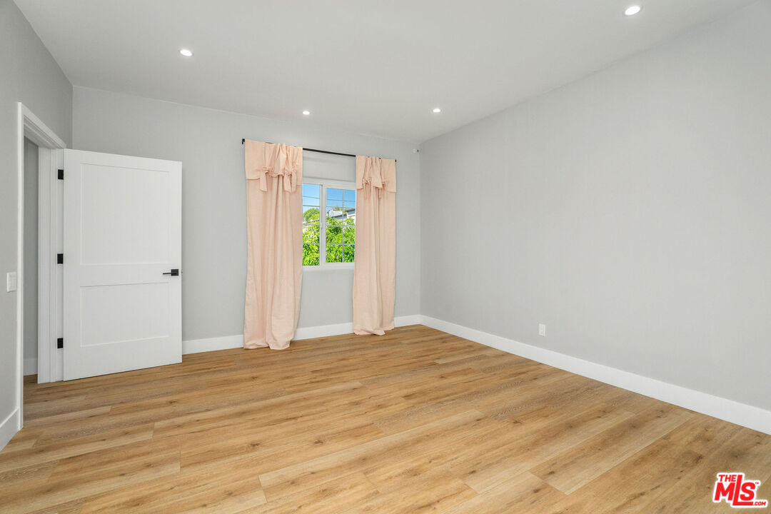 5923 Etiwanda Avenue, Unit 106 Tarzana, CA 91356 - Photo 20 of 27 a view of an empty room