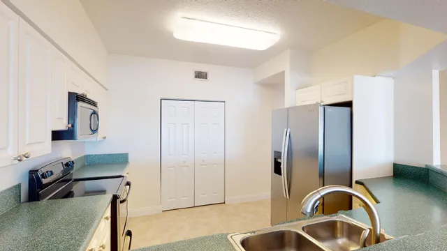 $4,000 | 125 Pulsipher Avenue, Unit 402, Cocoa Beach, FL 32931