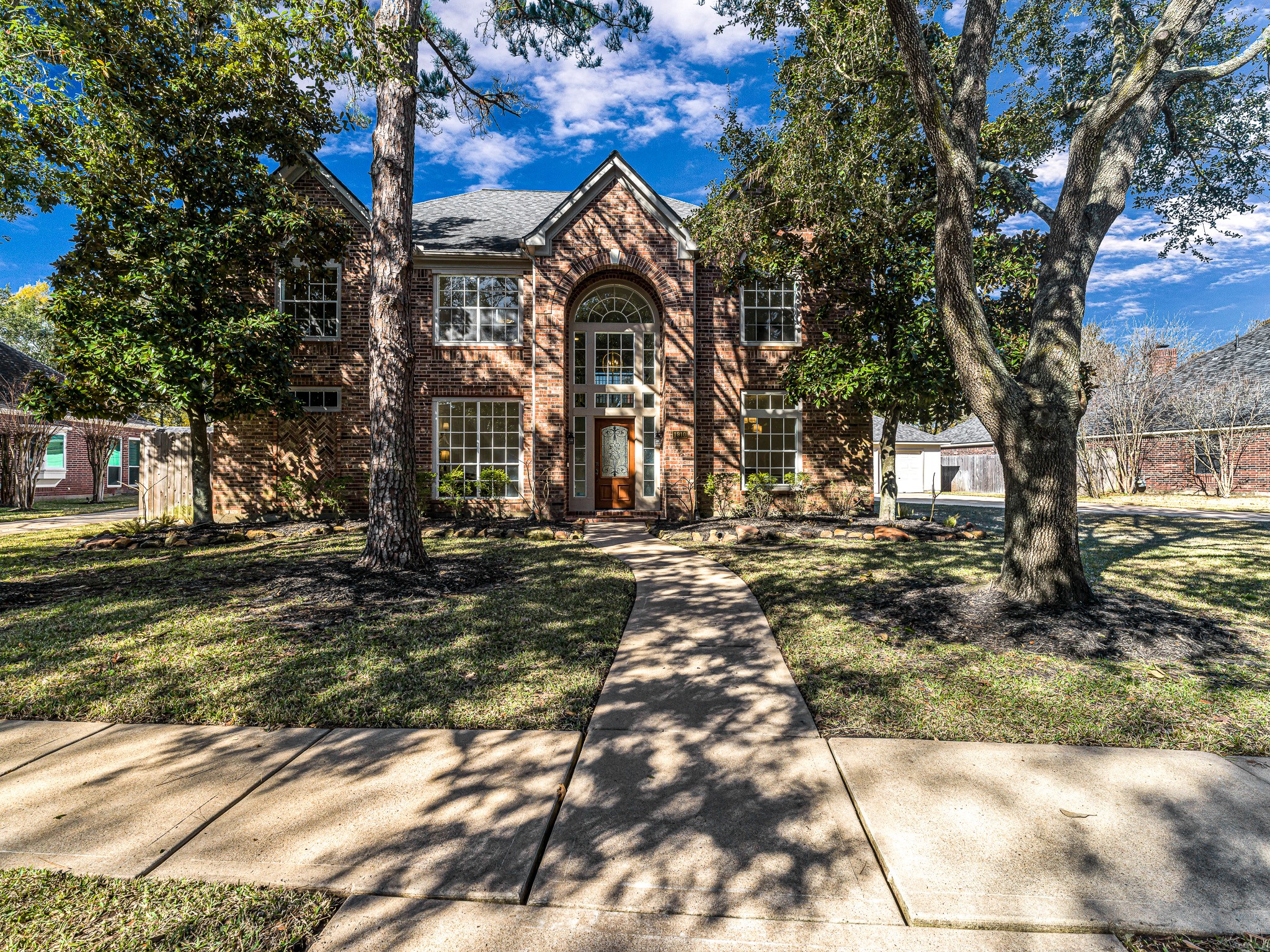 Perry Executive Class home located on a cul-de-sac street in established Cinco Ranch North Lake Village.