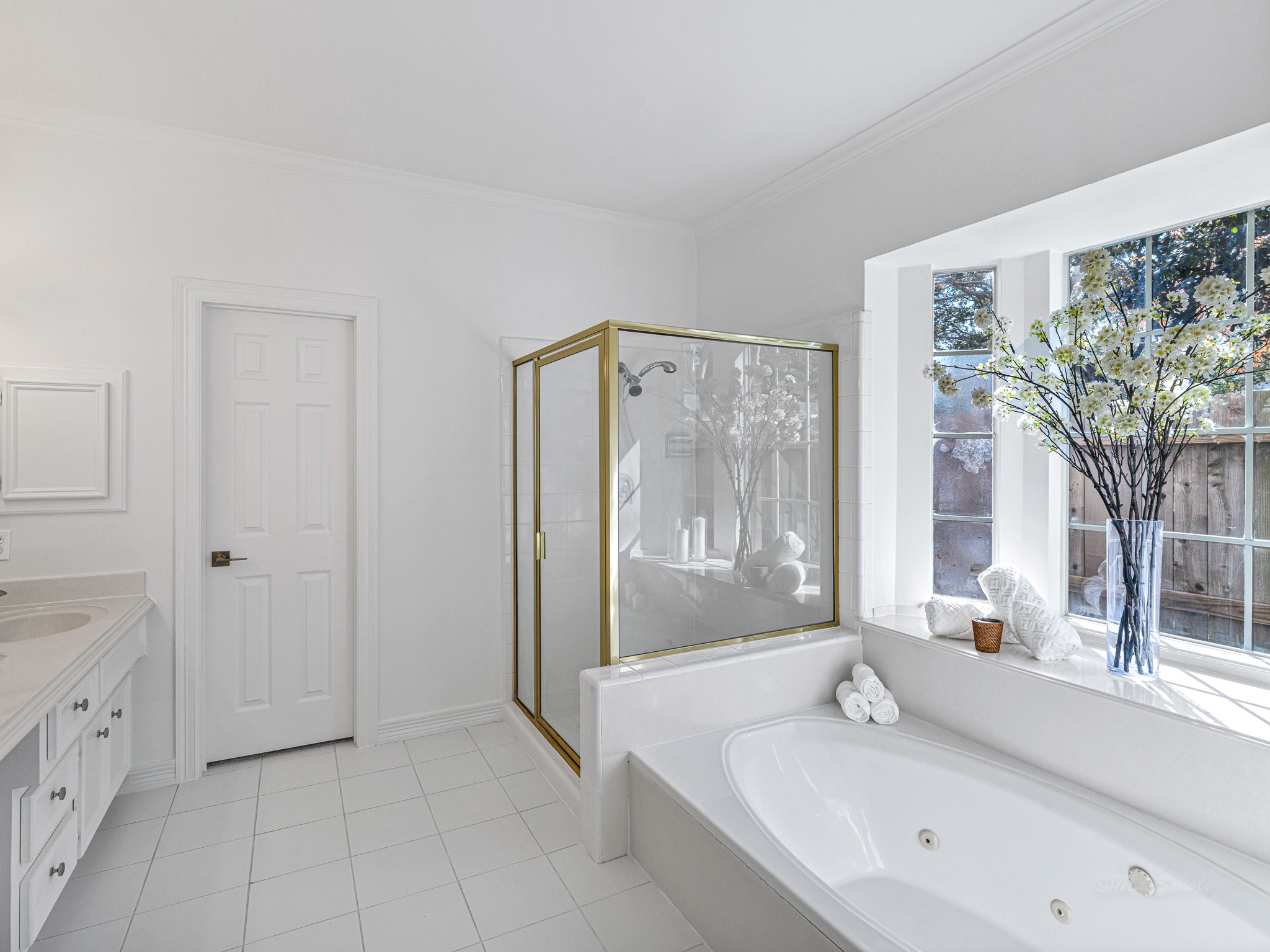 1910 Landon Point Circle Katy, TX 77450 - Photo 22 of 37 Ensuite primary bathroom is spacious and full of natural light.